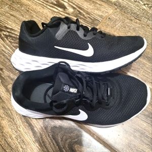 Women's sz 8.5 black nikes